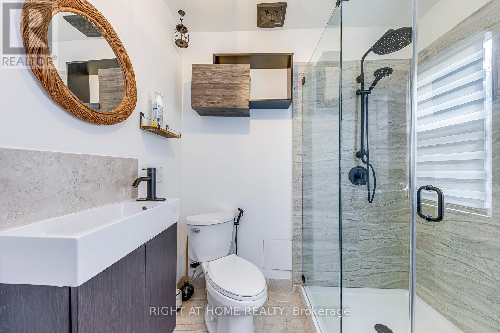 Upper - 1076 Eastmount Avenue, Mississauga, Ontario  L5E 1Z3 - Photo 17 - W12631908