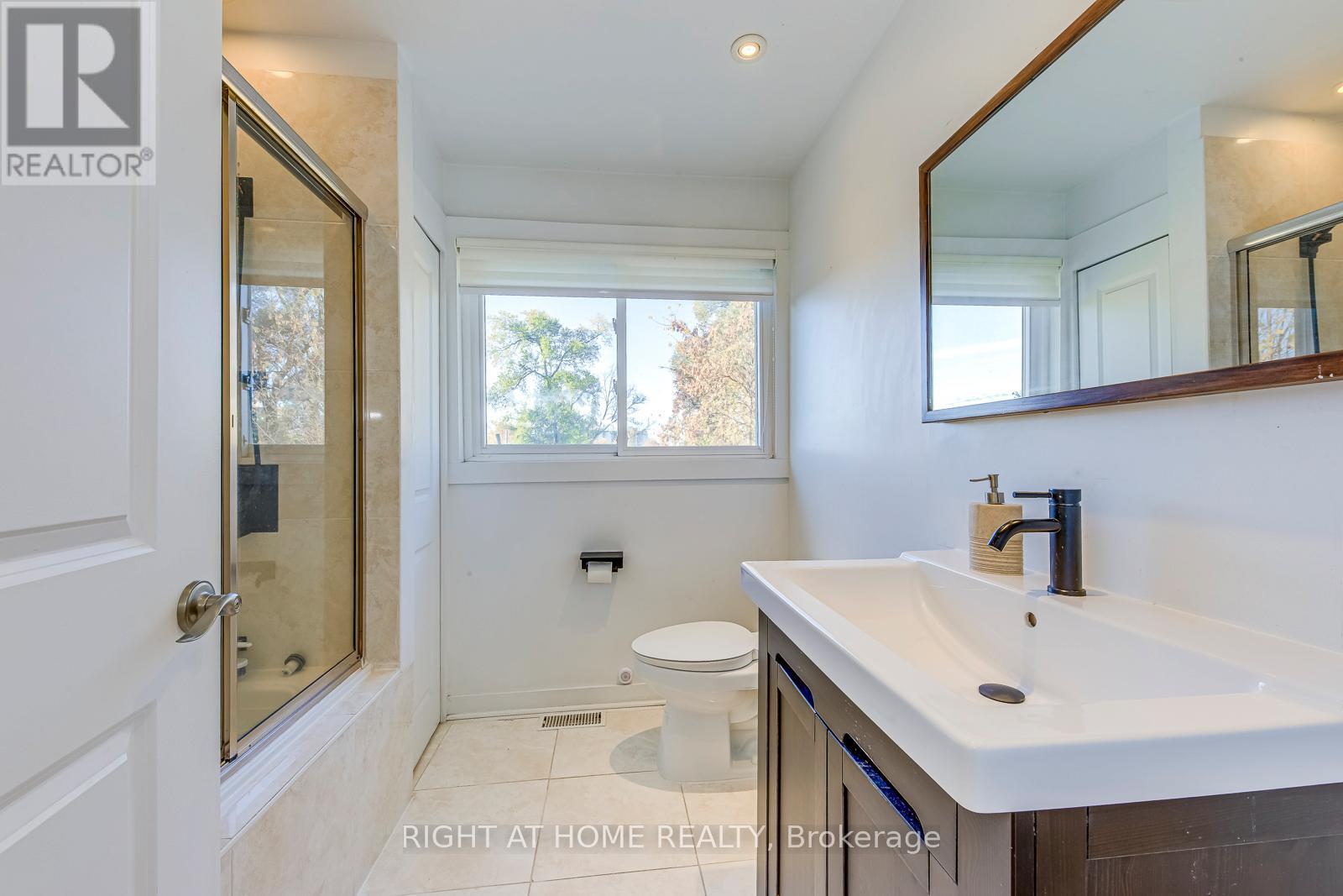 Upper - 1076 Eastmount Avenue, Mississauga, Ontario  L5E 1Z3 - Photo 24 - W12631908