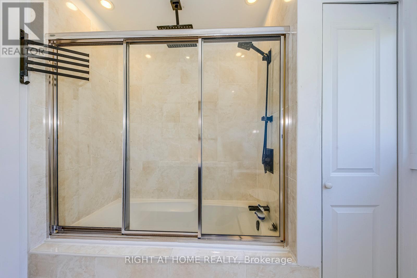 Upper - 1076 Eastmount Avenue, Mississauga, Ontario  L5E 1Z3 - Photo 25 - W12631908