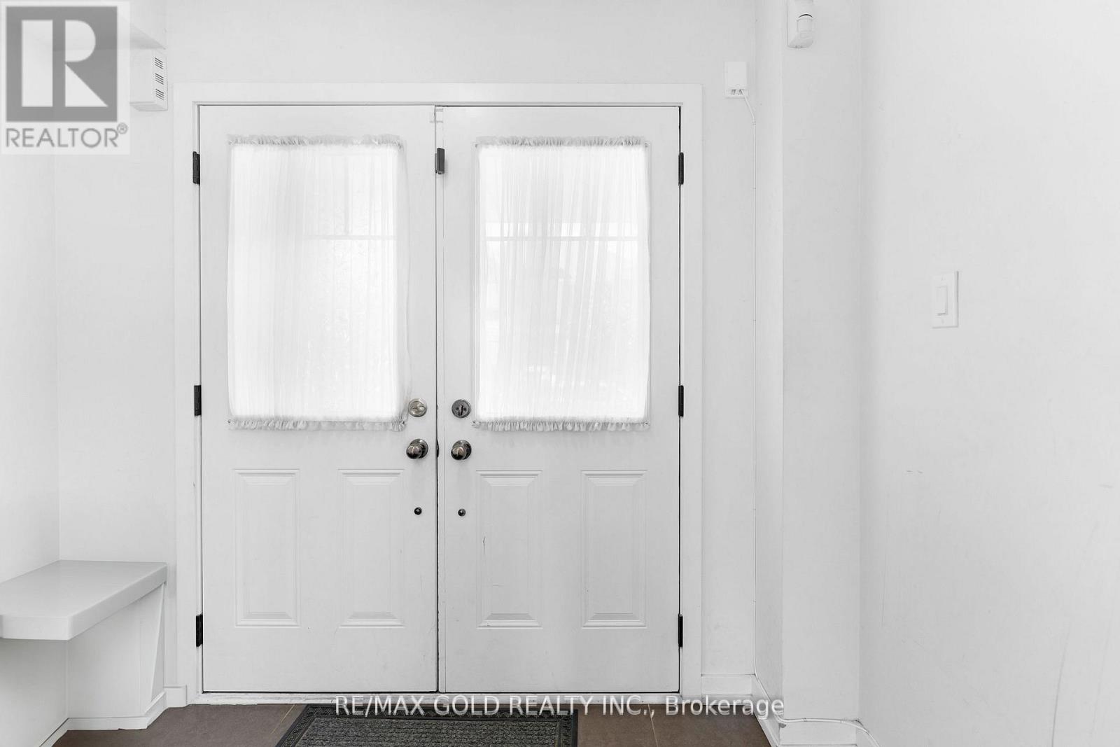 124 Baffin Crescent, Brampton, Ontario  L7A 0C7 - Photo 4 - W12631916