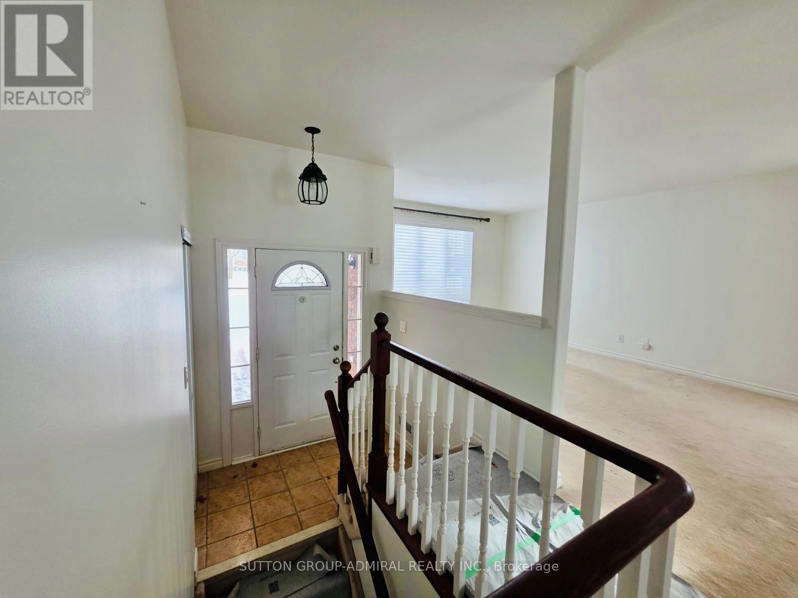 Upper - 12 Revelstoke Court, Barrie, Ontario  L4N 8X7 - Photo 3 - S12467356