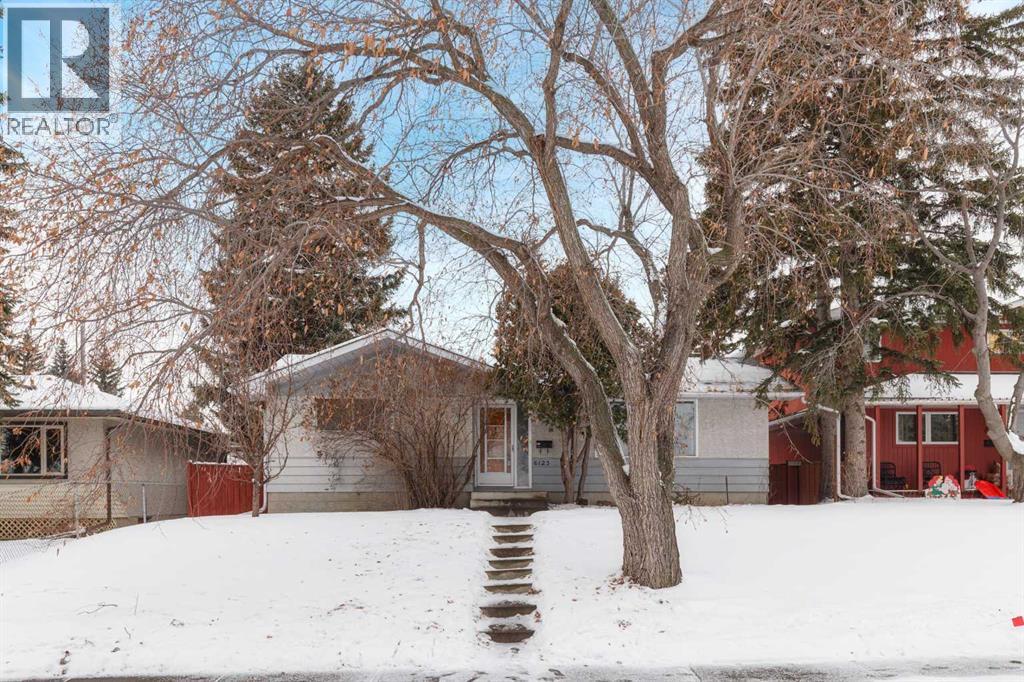 6123 Lacombe Way SW, Calgary, Alberta