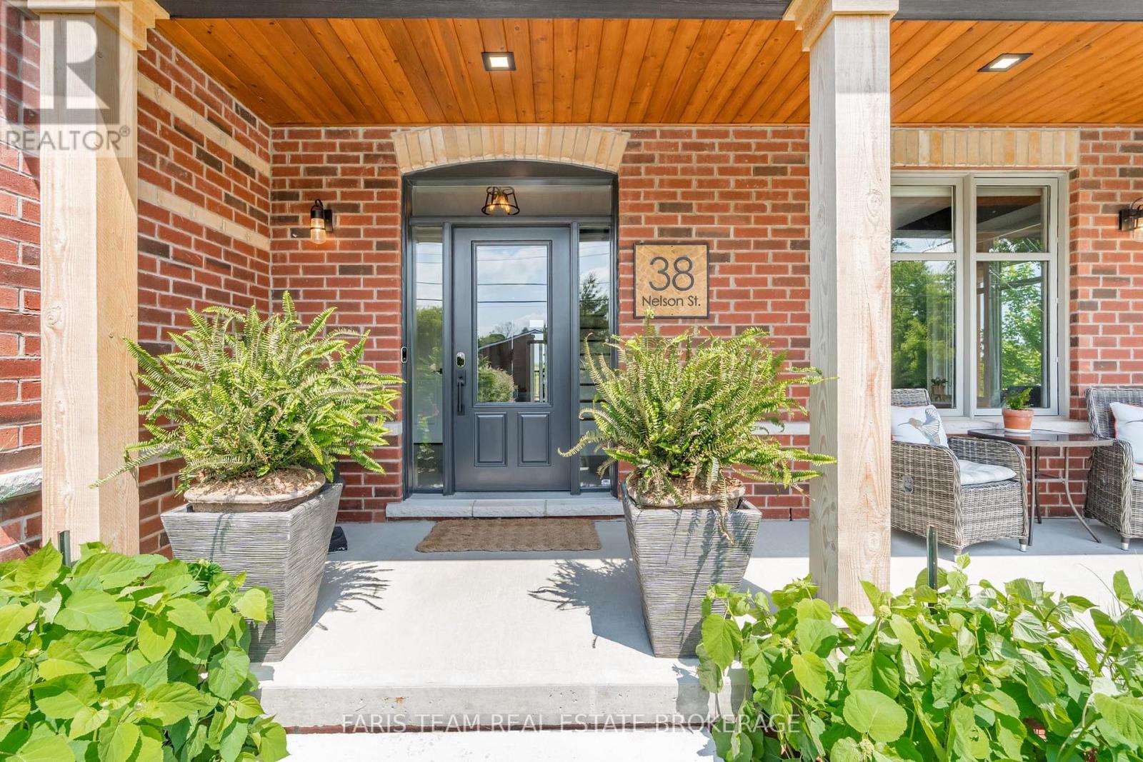 38 Nelson Street, Clearview, Ontario  L0M 1G0 - Photo 5 - S12562388