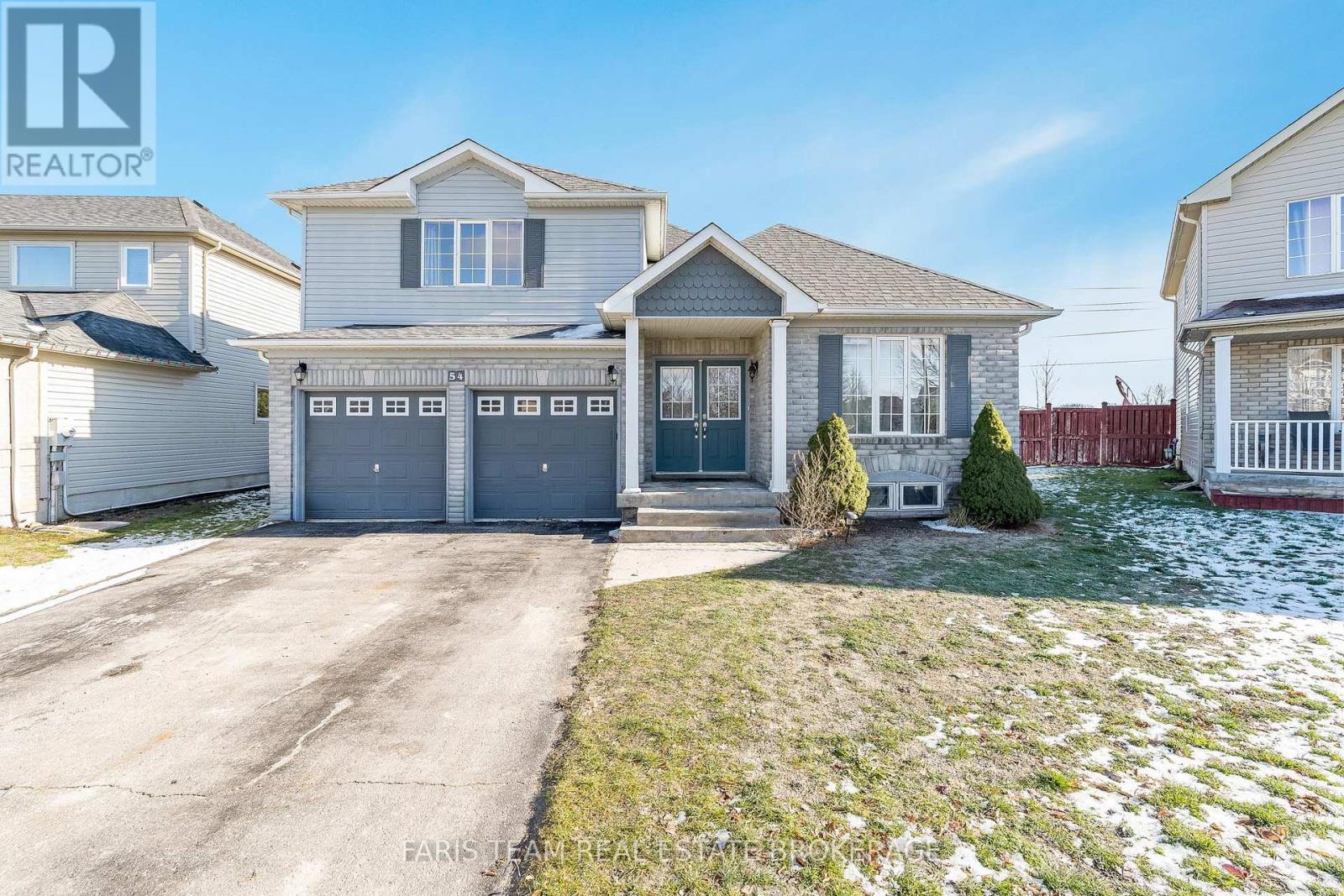 54 Stonemount Crescent, Essa (Angus), Ontario  L3W 0C5 - Photo 2 - N12547934