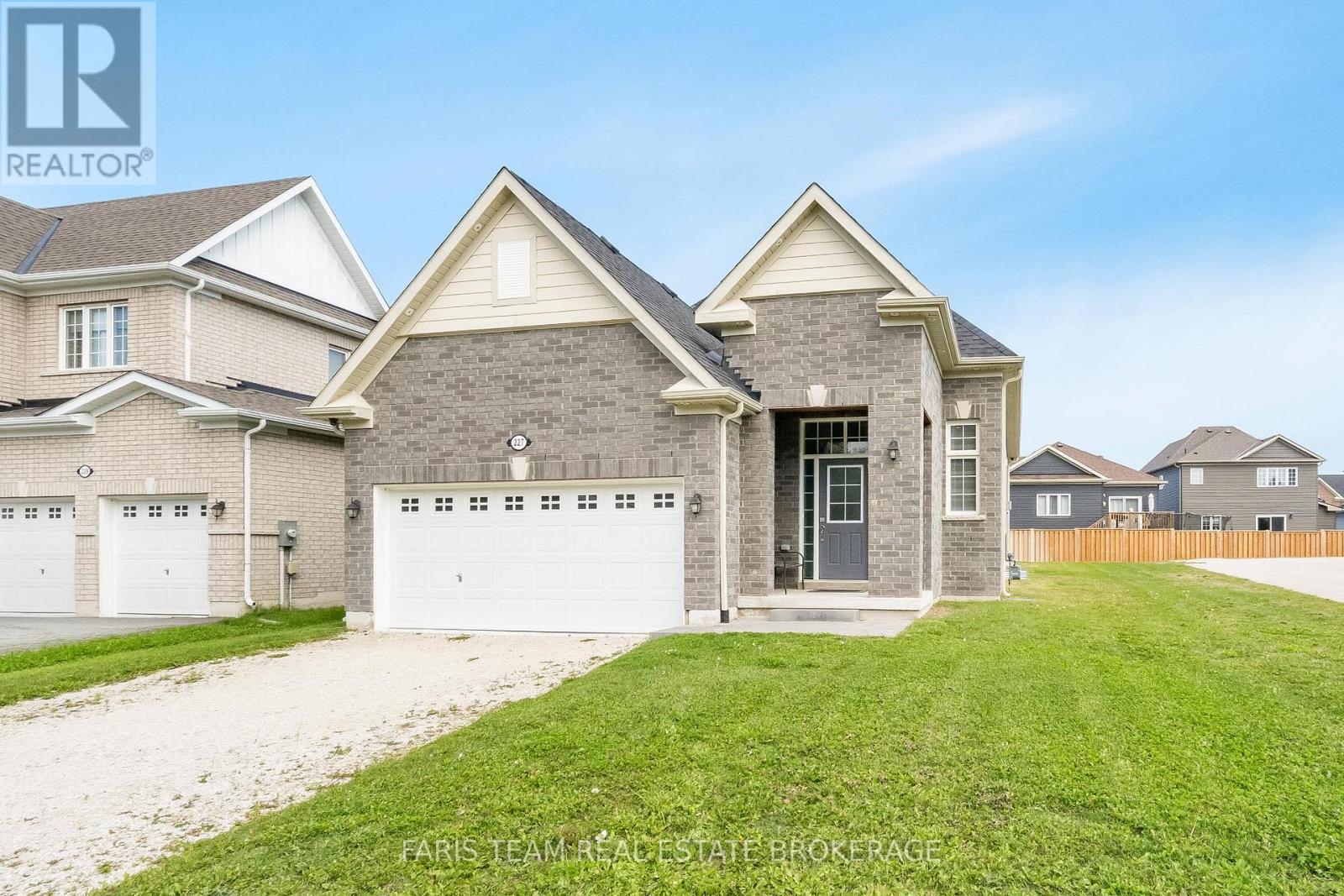 227 Mowat Street N, Clearview, Ontario  L0M 1S0 - Photo 2 - S12451248