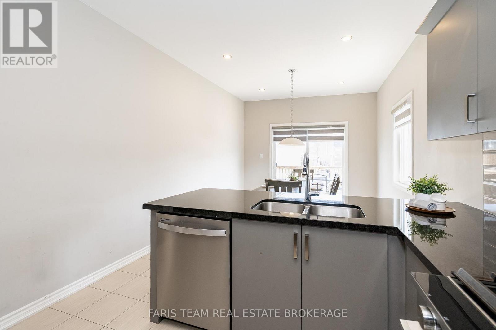 227 Mowat Street N, Clearview, Ontario  L0M 1S0 - Photo 9 - S12451248