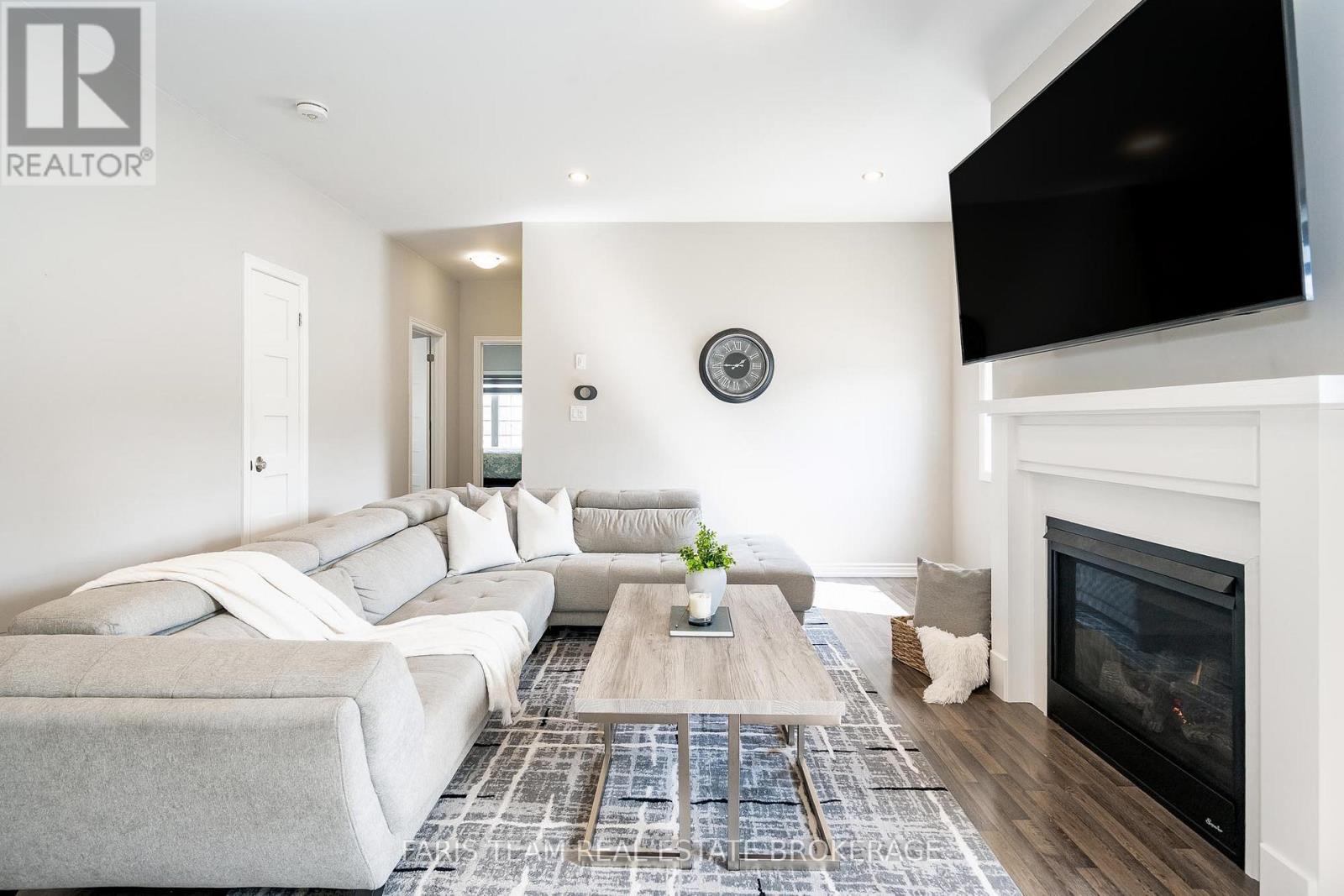 227 Mowat Street N, Clearview, Ontario  L0M 1S0 - Photo 13 - S12451248