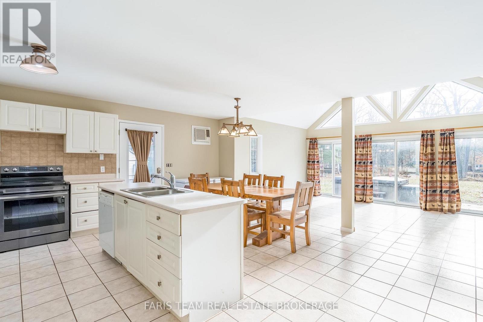 7516 Island Crescent, Ramara, Ontario  L0K 2B0 - Photo 10 - S12574144