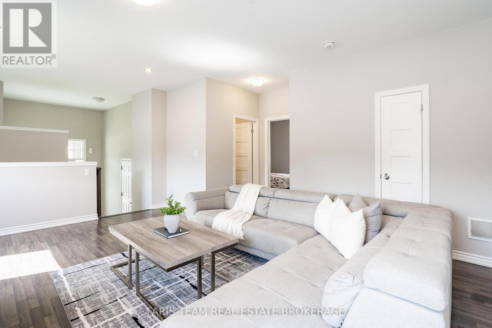 227 Mowat Street N, Clearview, Ontario  L0M 1S0 - Photo 14 - S12451248