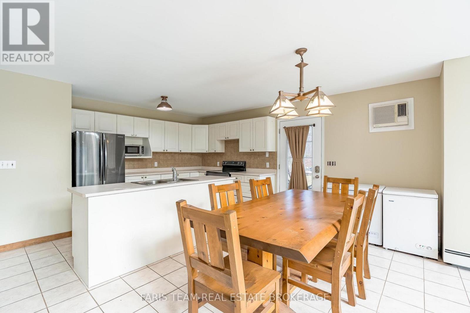 7516 Island Crescent, Ramara, Ontario  L0K 2B0 - Photo 5 - S12574144