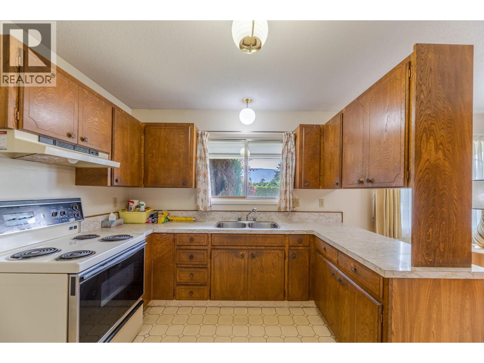 2450 Mckenzie Street, Penticton, British Columbia  V2A 6H7 - Photo 13 - 10371004