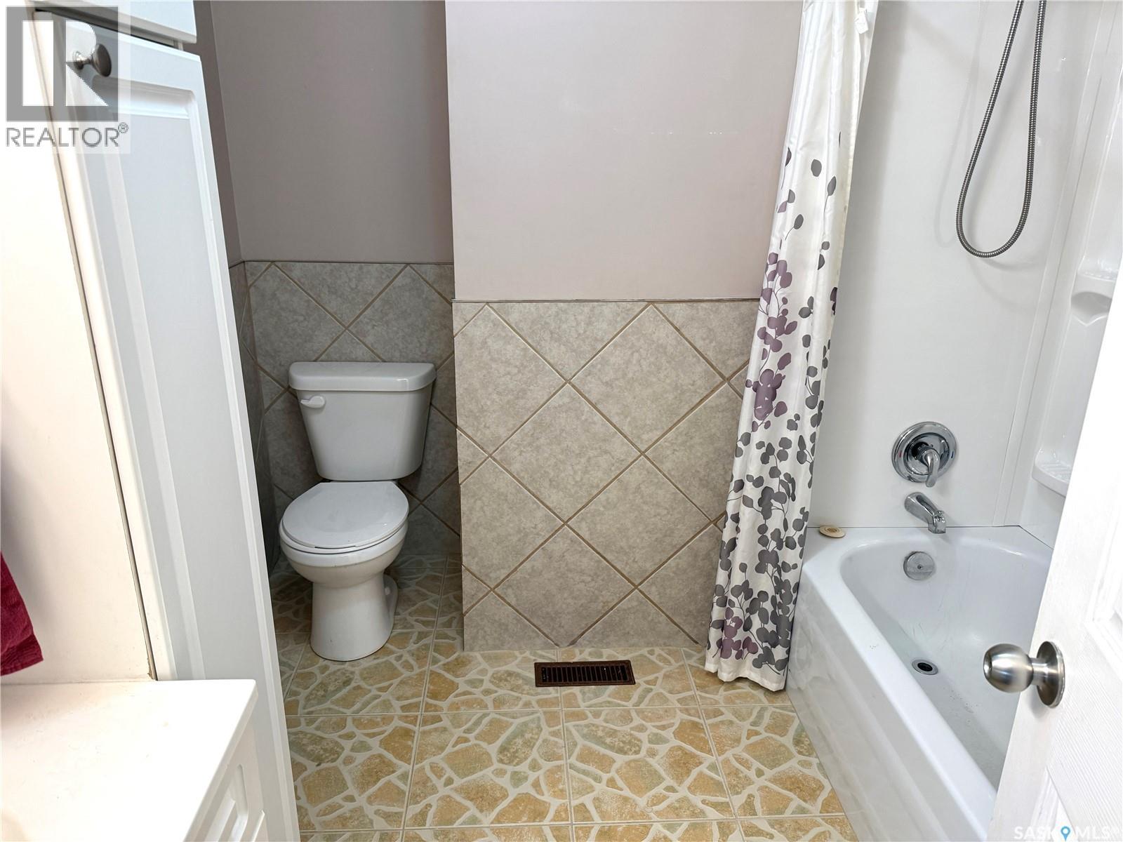 2472 Ross Crescent, North Battleford, Saskatchewan  S9A 3R3 - Photo 10 - SK021101