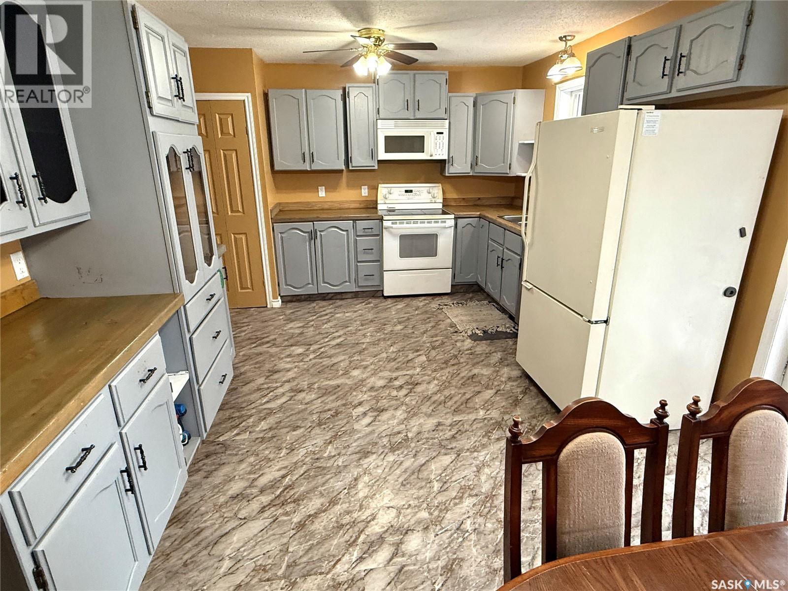 2472 Ross Crescent, North Battleford, Saskatchewan  S9A 3R3 - Photo 5 - SK021101