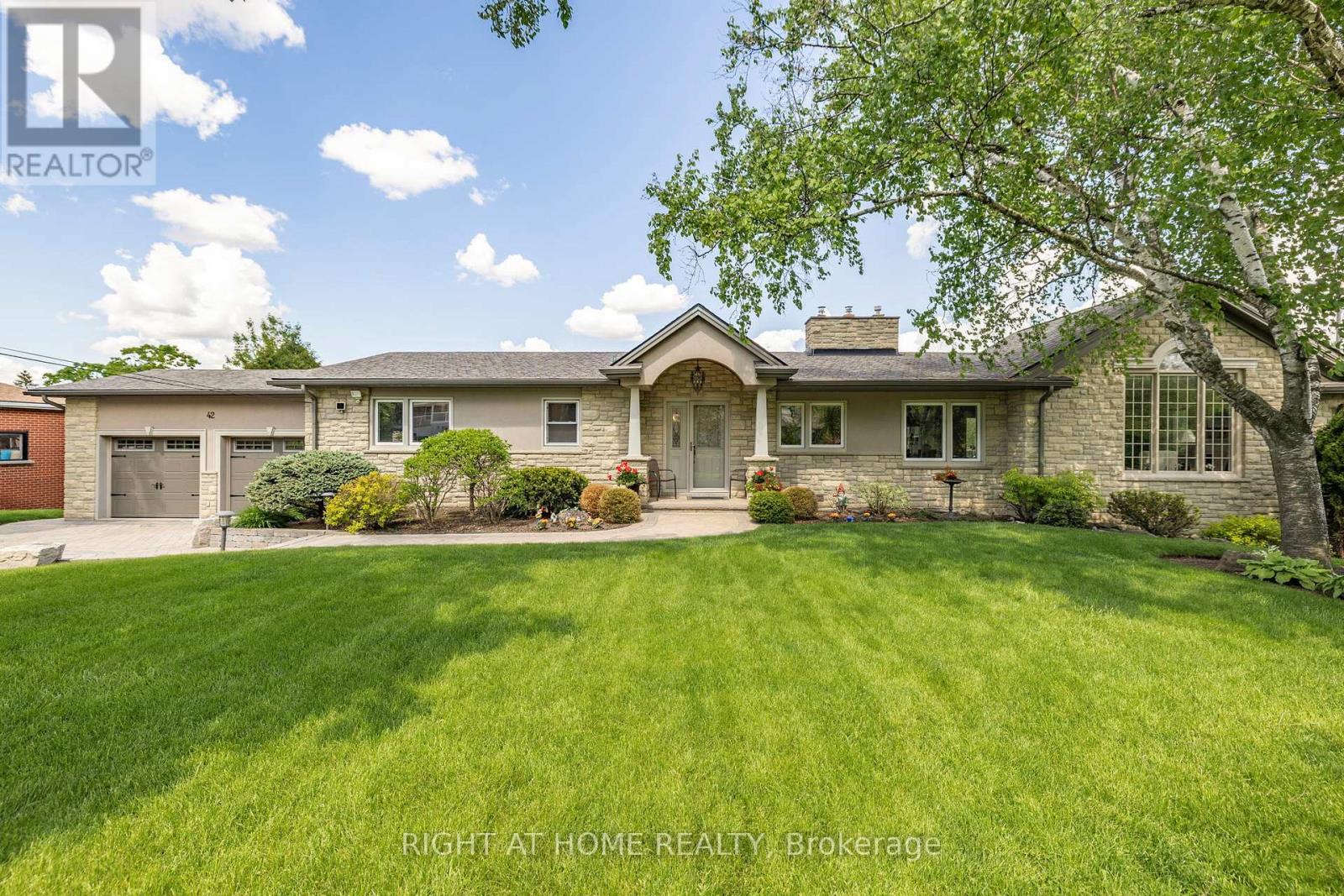 42 Valleyview Road, Brampton, Ontario  L6Z 4P9 - Photo 4 - W12475700