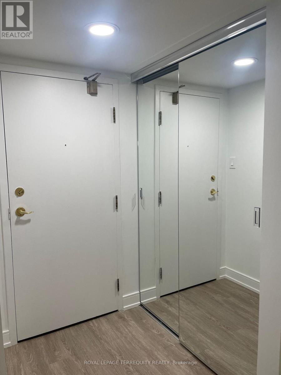 806 - 2091 Hurontario Street, Mississauga, Ontario L5A 4E6 - Photo 3 - W12632068