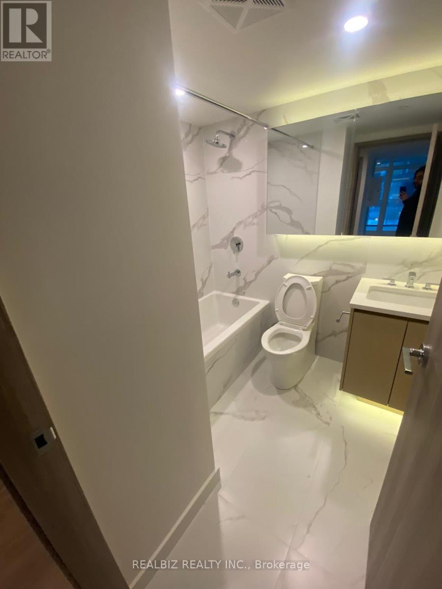 1710 - 1 Concord Cityplace Way, Toronto, Ontario  M5V 0X4 - Photo 9 - C12632106