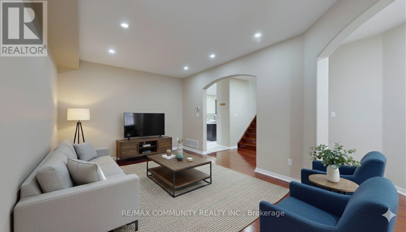 10 Oxfordshire Street, Markham, Ontario  L6C 2E1 - Photo 4 - N12632128