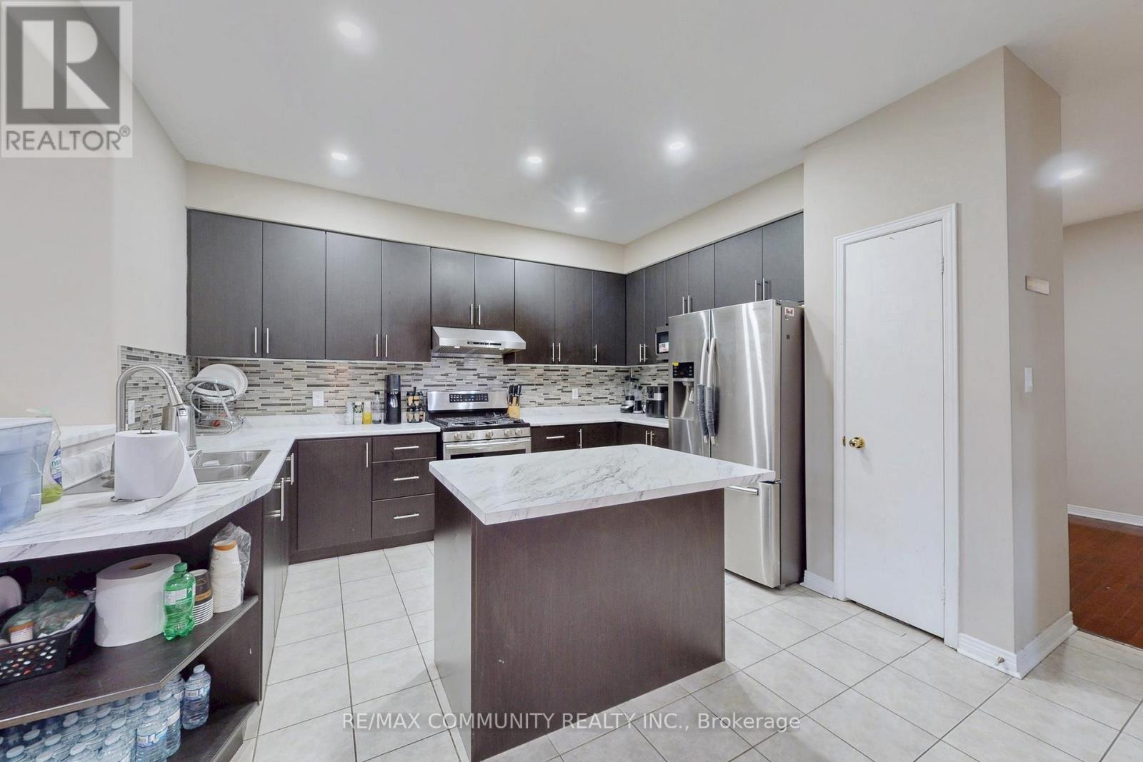 10 Oxfordshire Street, Markham, Ontario  L6C 2E1 - Photo 6 - N12632128