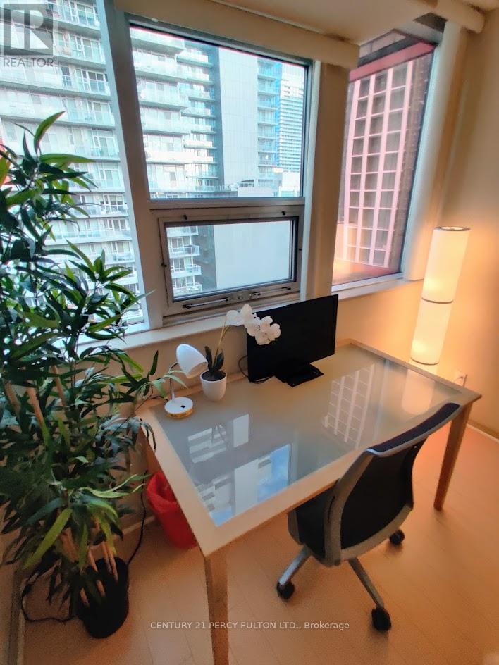 1204 - 393 King Street W, Toronto, Ontario  M5V 3G8 - Photo 12 - C12492596