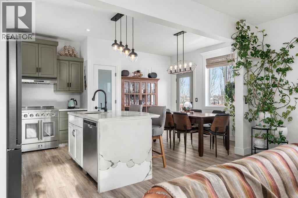 18 Cimarron Grove Bay, Okotoks, Alberta T1S 2H3 - Photo 3 - A2270676