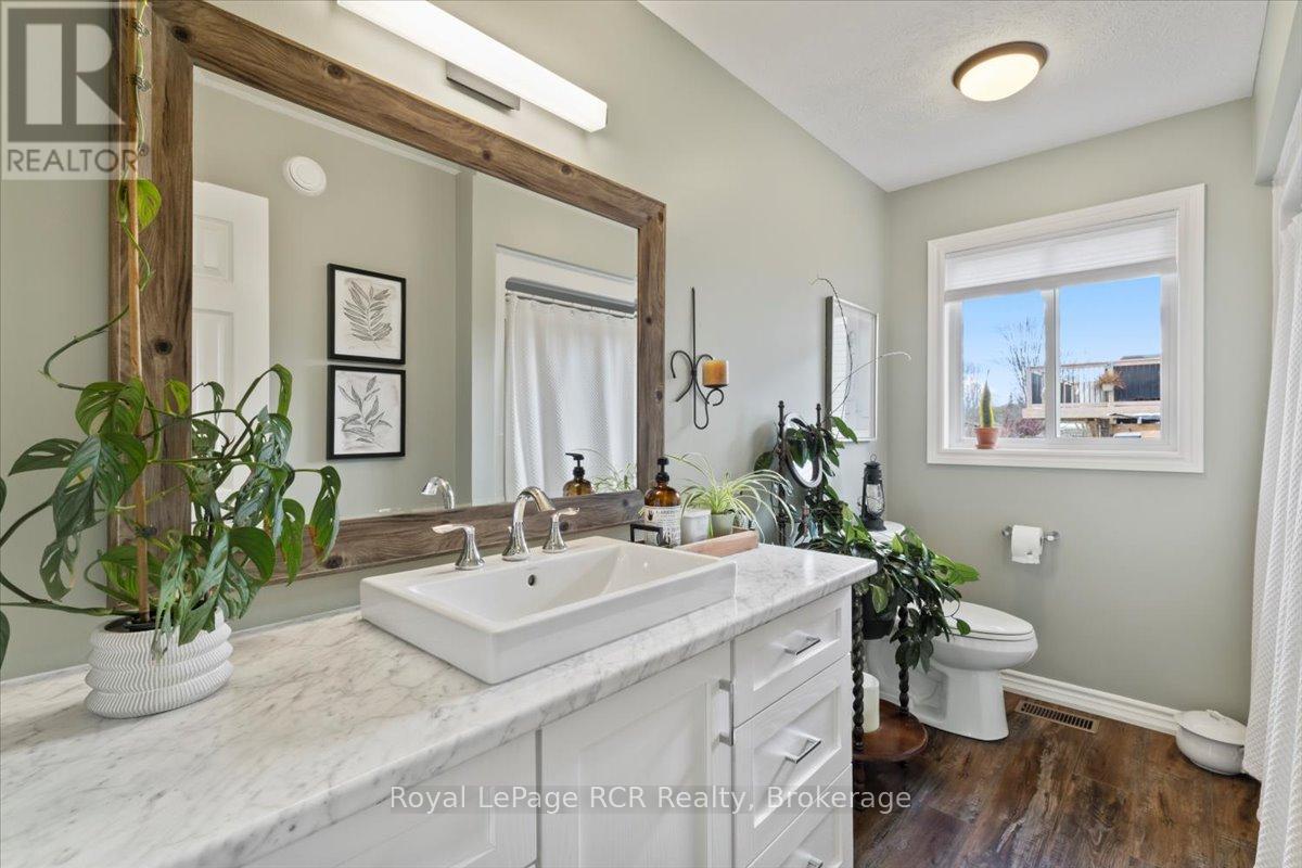 219 16th Avenue Crescent, Hanover, Ontario N4N 3V3 - Photo 14 - X12559394