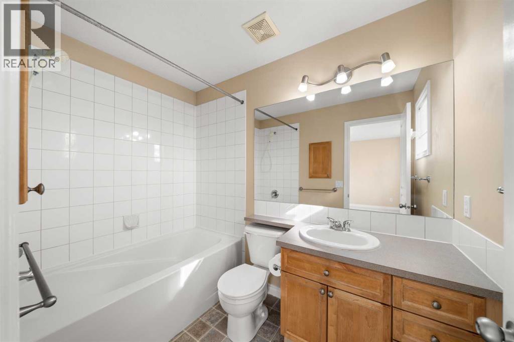 70 Crystal Shores Cove, Okotoks, Alberta  T1S 2B4 - Photo 17 - A2260860