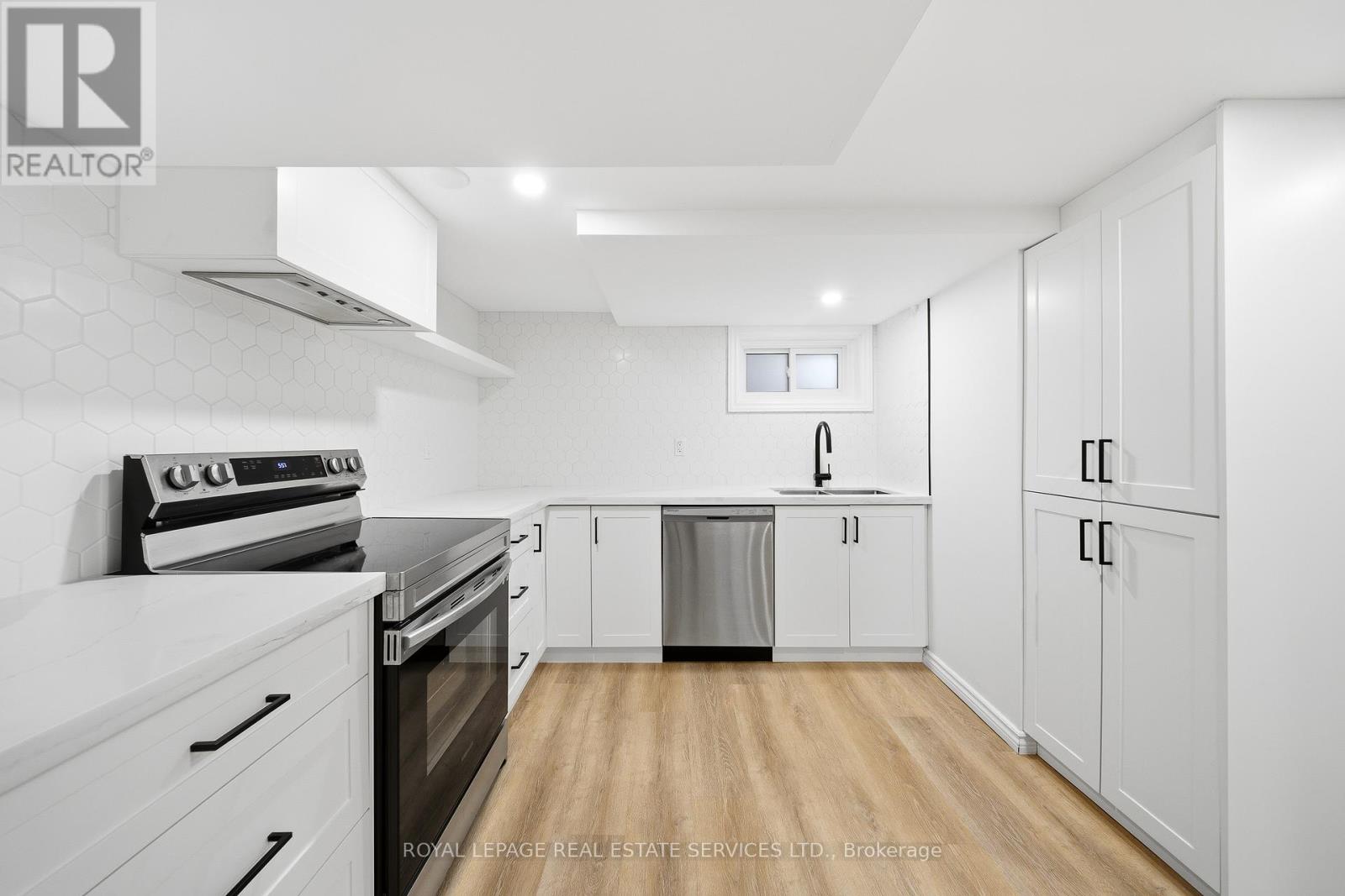 6 Corbett Crescent, Aurora, Ontario  L4G 2G1 - Photo 11 - N12426625