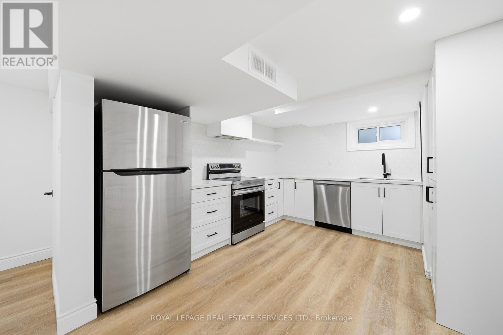 6 Corbett Crescent, Aurora, Ontario  L4G 2G1 - Photo 9 - N12426625