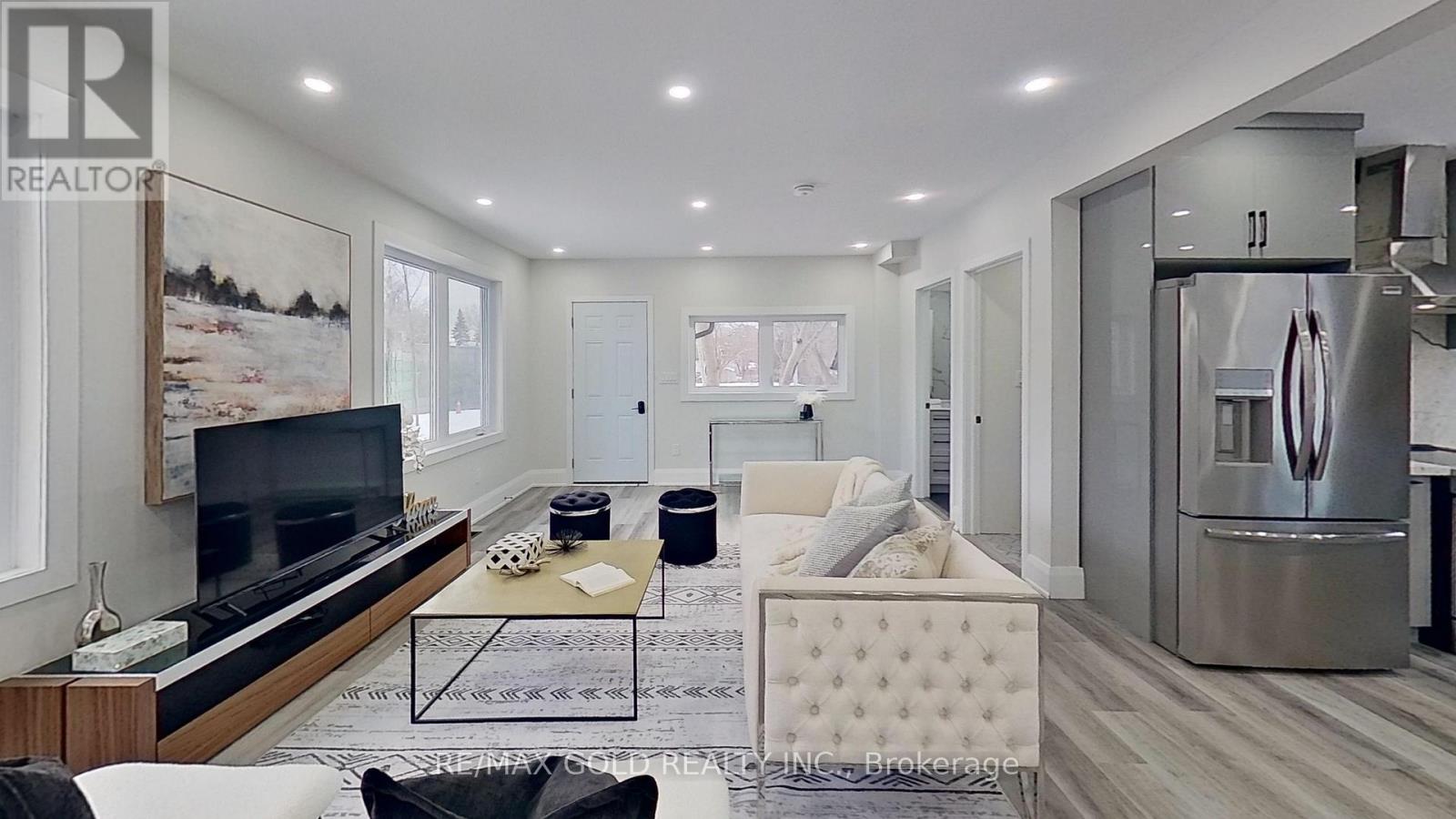 128 Premium Way, Mississauga, Ontario  L5B 1A2 - Photo 3 - W12632176