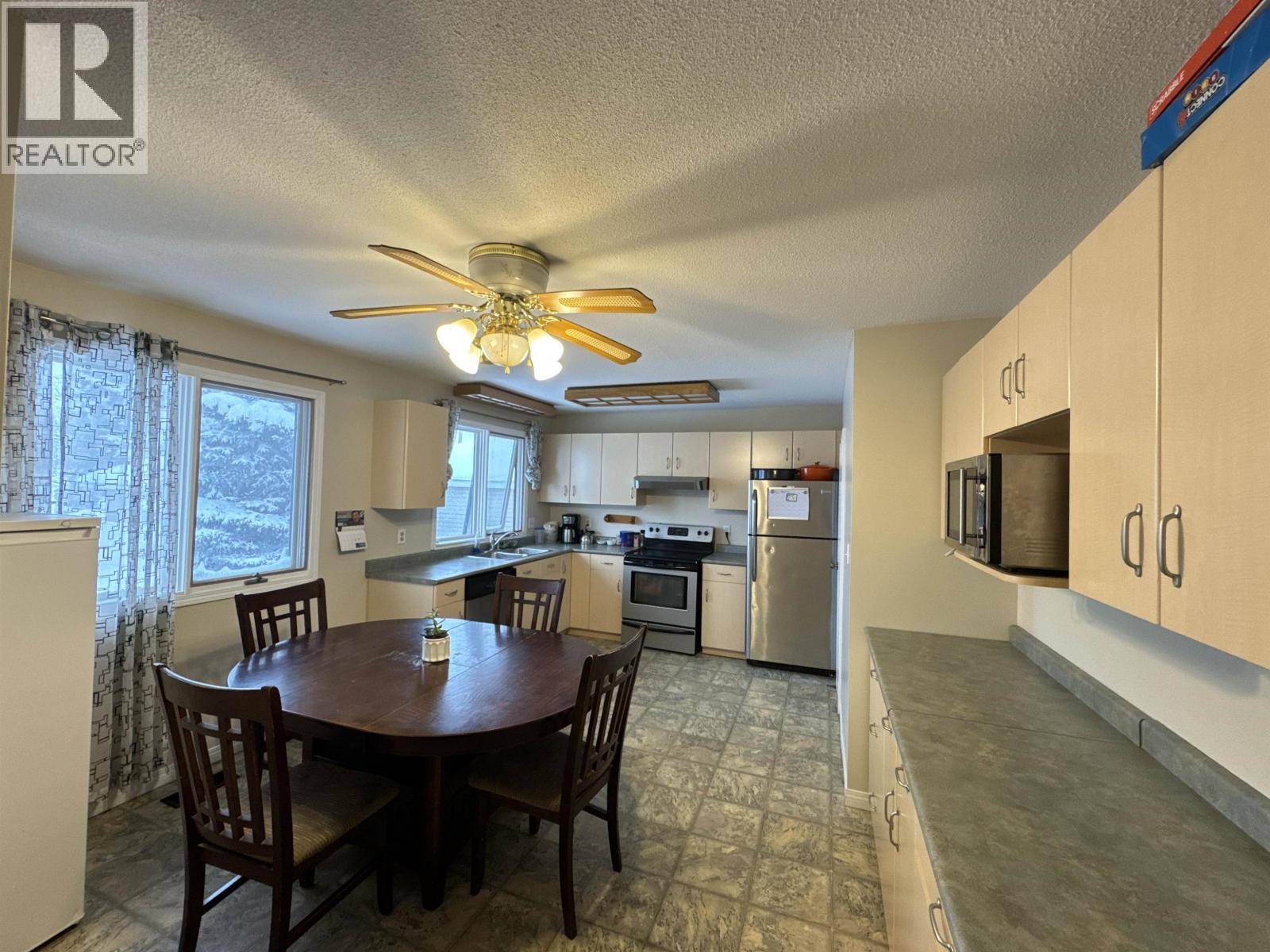 9908 111 Avenue, Fort St. John, British Columbia  V1J 2V1 - Photo 4 - R3073660