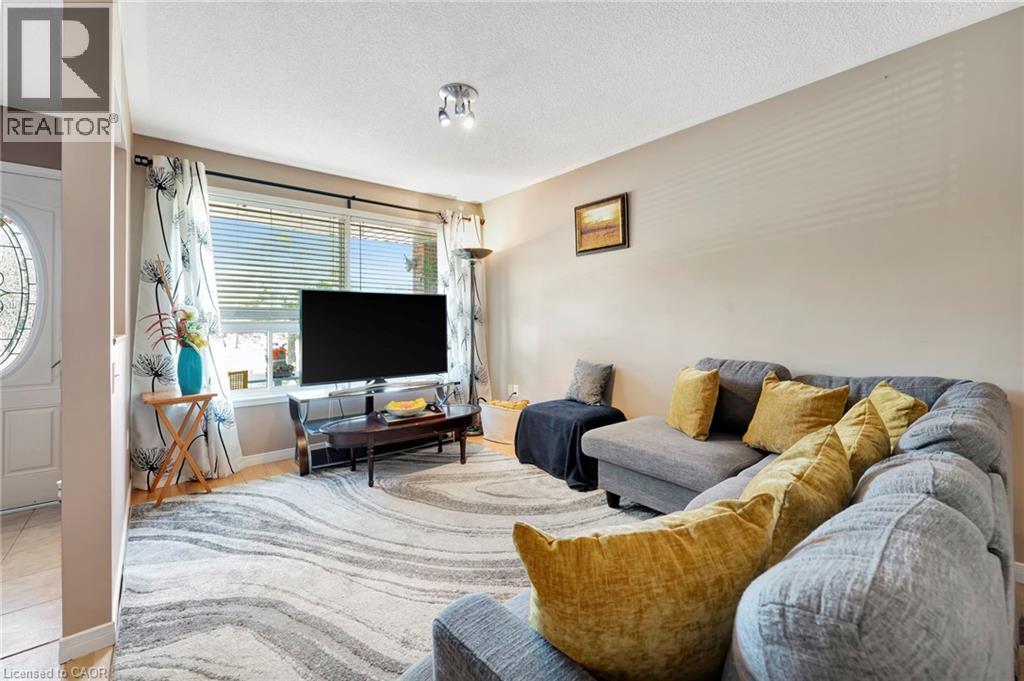 39 Marilyn Court, Hamilton, Ontario  L9B 2T5 - Photo 3 - 40793848