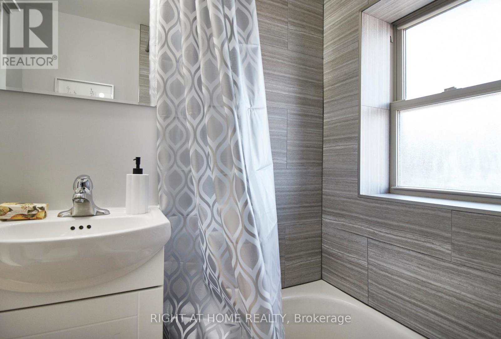 Upper - 124 Agnes Street, Oshawa, Ontario  L1G 1V4 - Photo 10 - E12632220