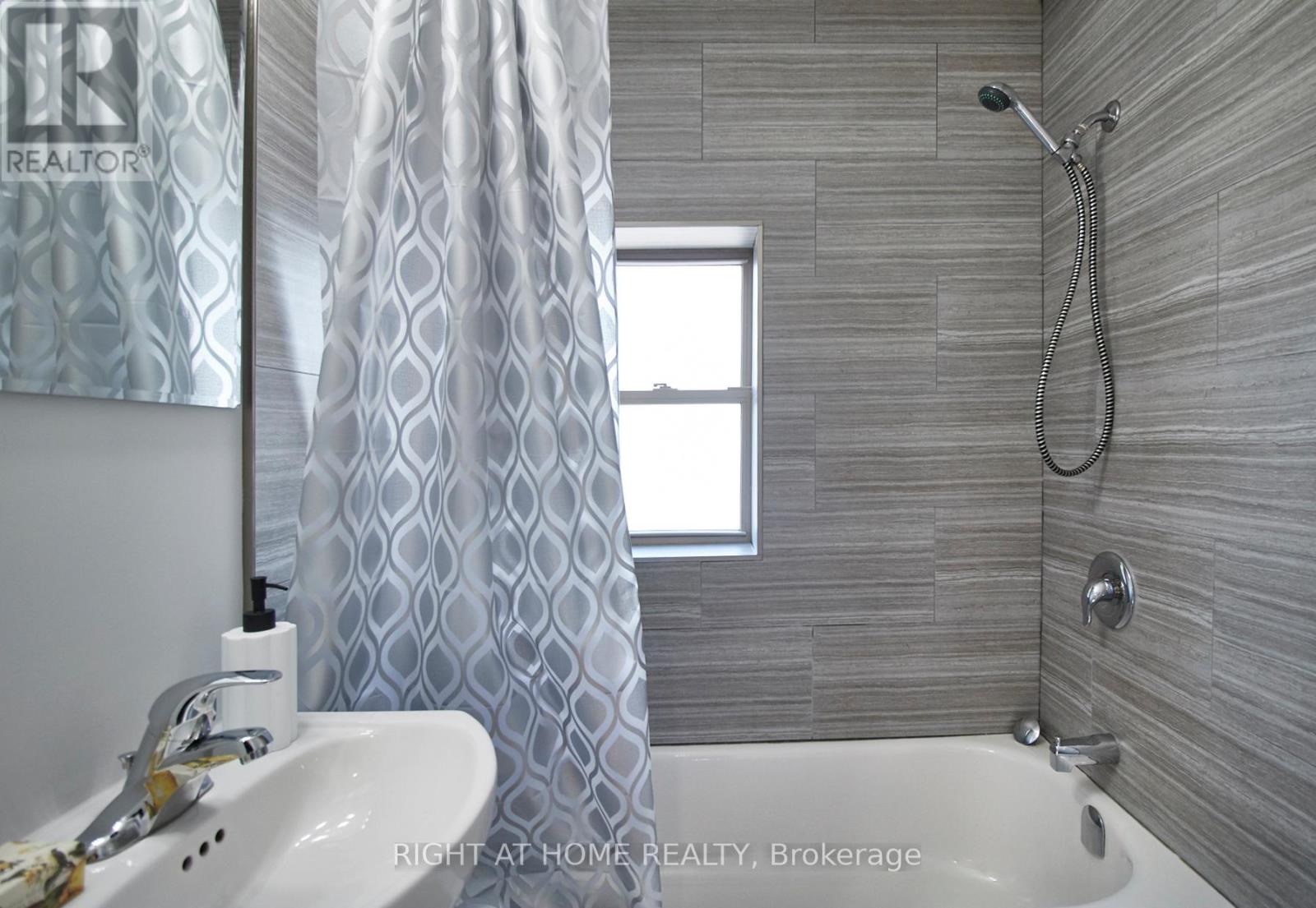 Upper - 124 Agnes Street, Oshawa, Ontario  L1G 1V4 - Photo 11 - E12632220