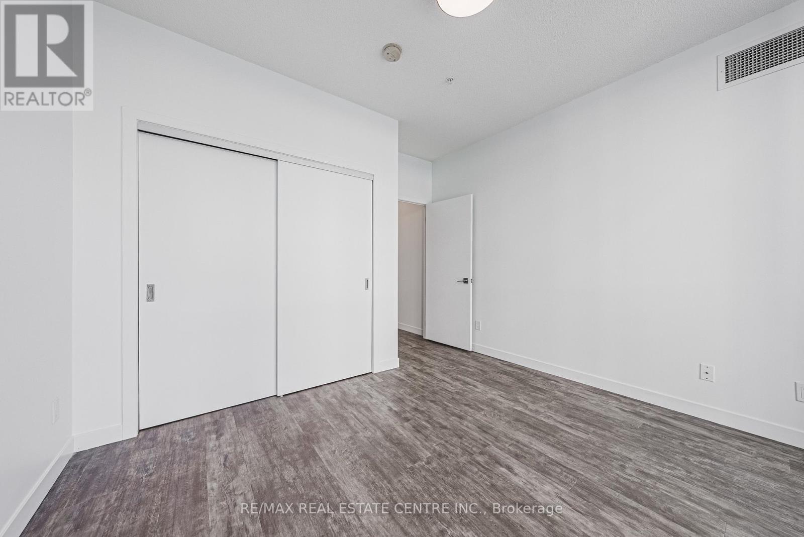 2001 - 2081 Fairview Street, Burlington, Ontario  L7R 0E4 - Photo 15 - W12632214