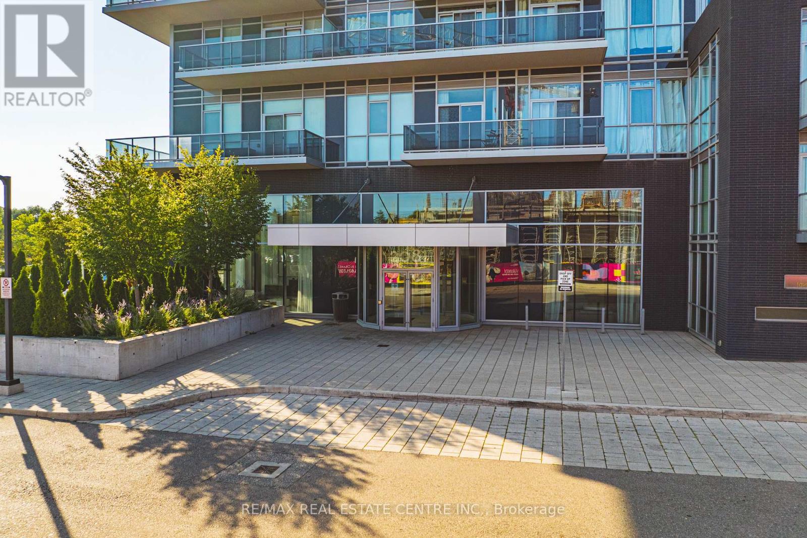 2001 - 2081 Fairview Street, Burlington, Ontario  L7R 0E4 - Photo 2 - W12632214