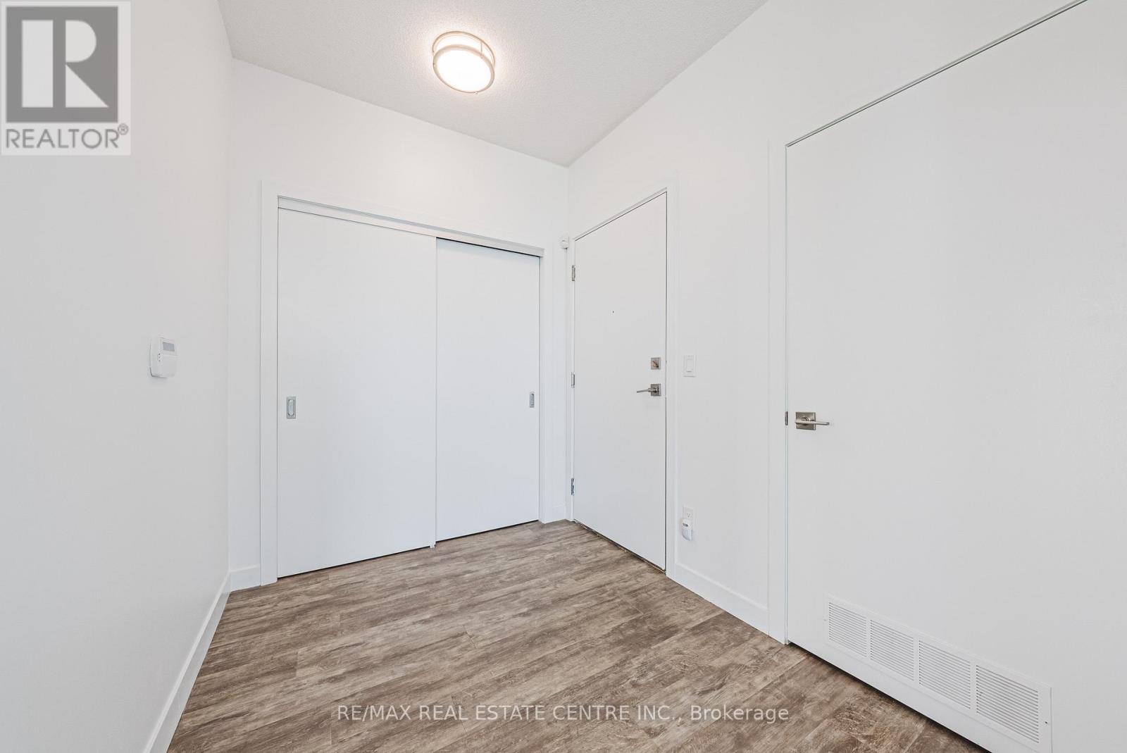 2001 - 2081 Fairview Street, Burlington, Ontario  L7R 0E4 - Photo 5 - W12632214