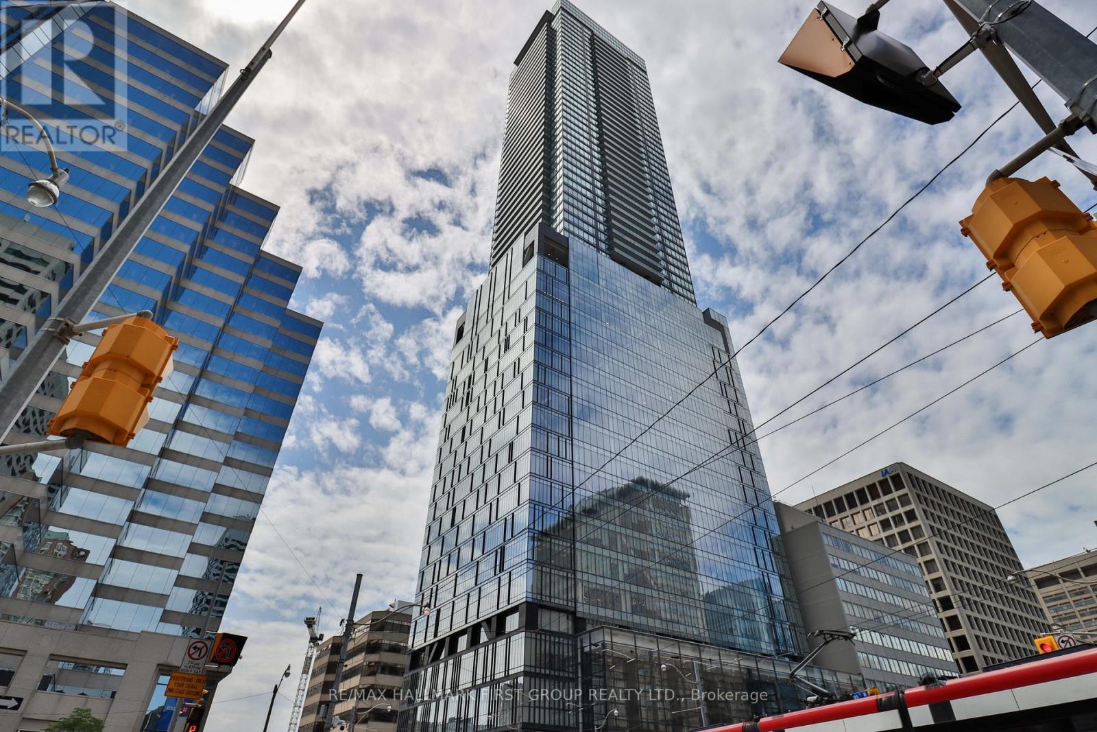 2402 - 488 UNIVERSITY AVENUE, Toronto, Ontario