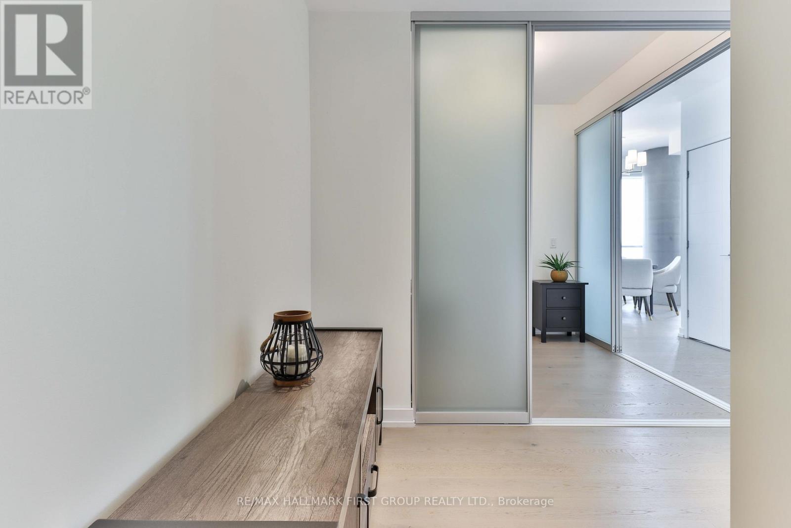 2402 - 488 University Avenue, Toronto, Ontario  M5G 0C1 - Photo 3 - C12632242