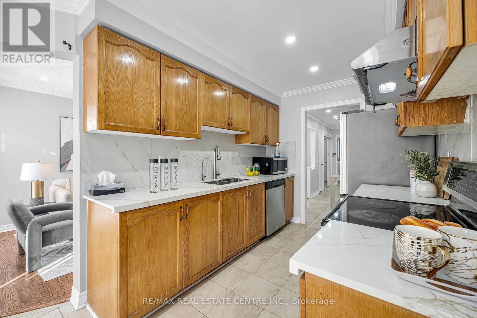 47 Brickyard Way N, Brampton, Ontario  L6V 4L6 - Photo 10 - W12632234