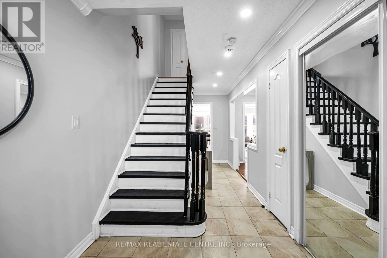 47 Brickyard Way N, Brampton, Ontario  L6V 4L6 - Photo 3 - W12632234