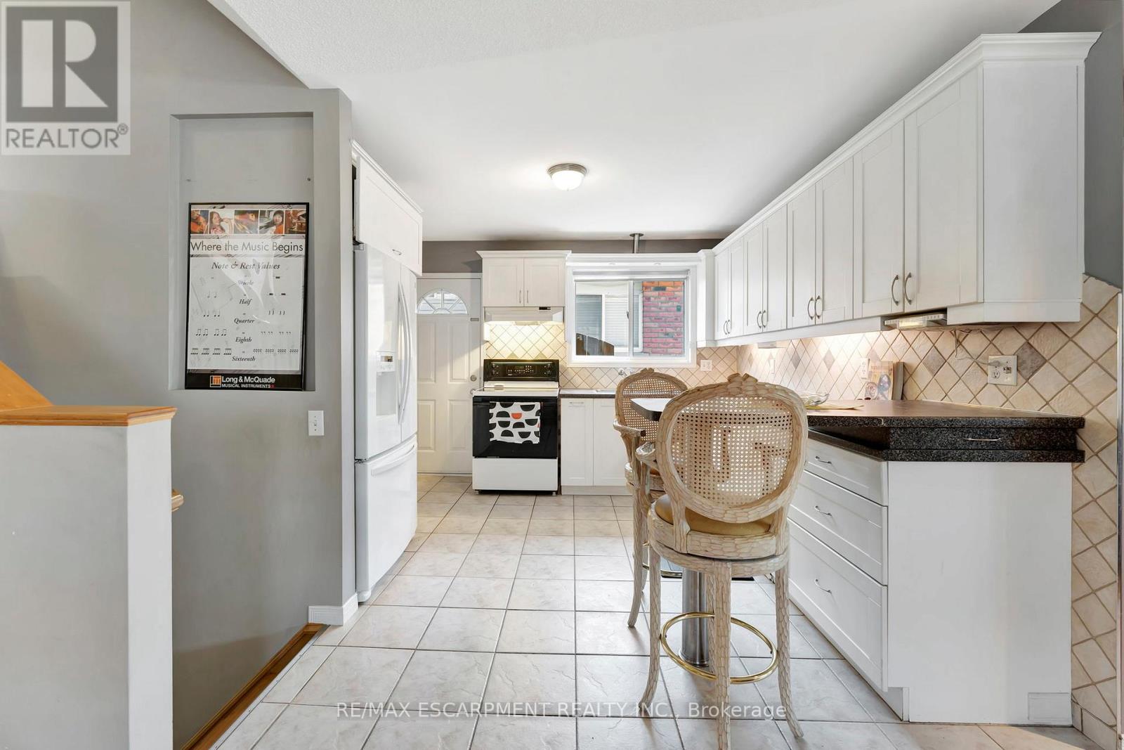 39 Marilyn Court, Hamilton, Ontario  L9B 2T5 - Photo 10 - X12632232