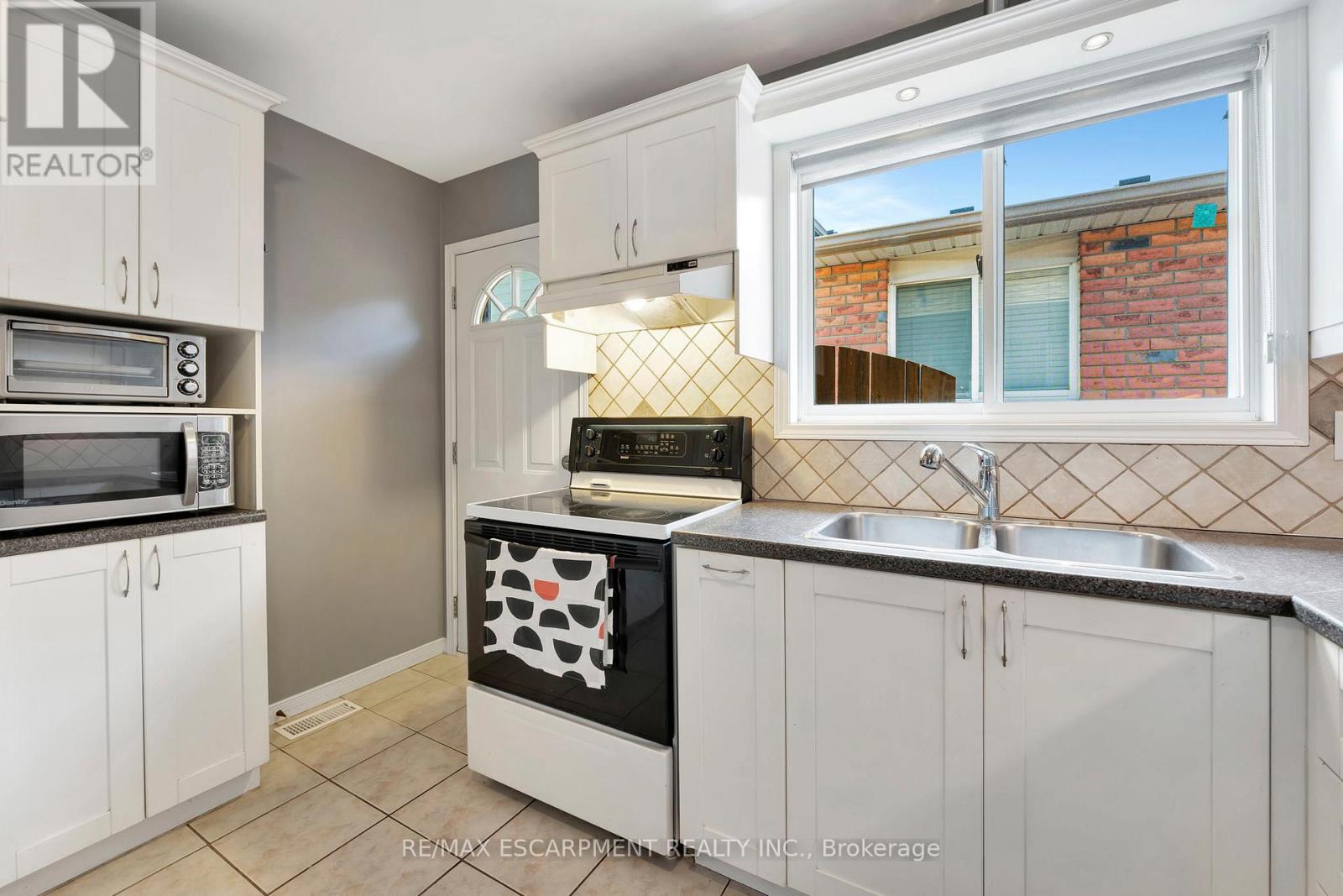 39 Marilyn Court, Hamilton, Ontario  L9B 2T5 - Photo 11 - X12632232