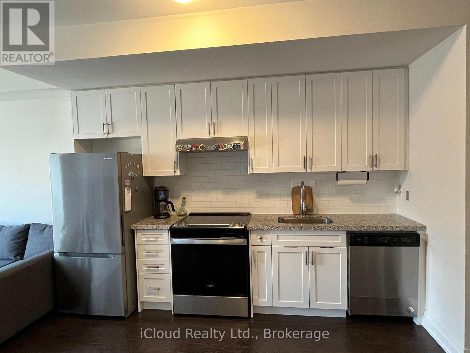 33 Wild Rose Gardens, Toronto, Ontario  M6L 0A5 - Photo 4 - W12632272