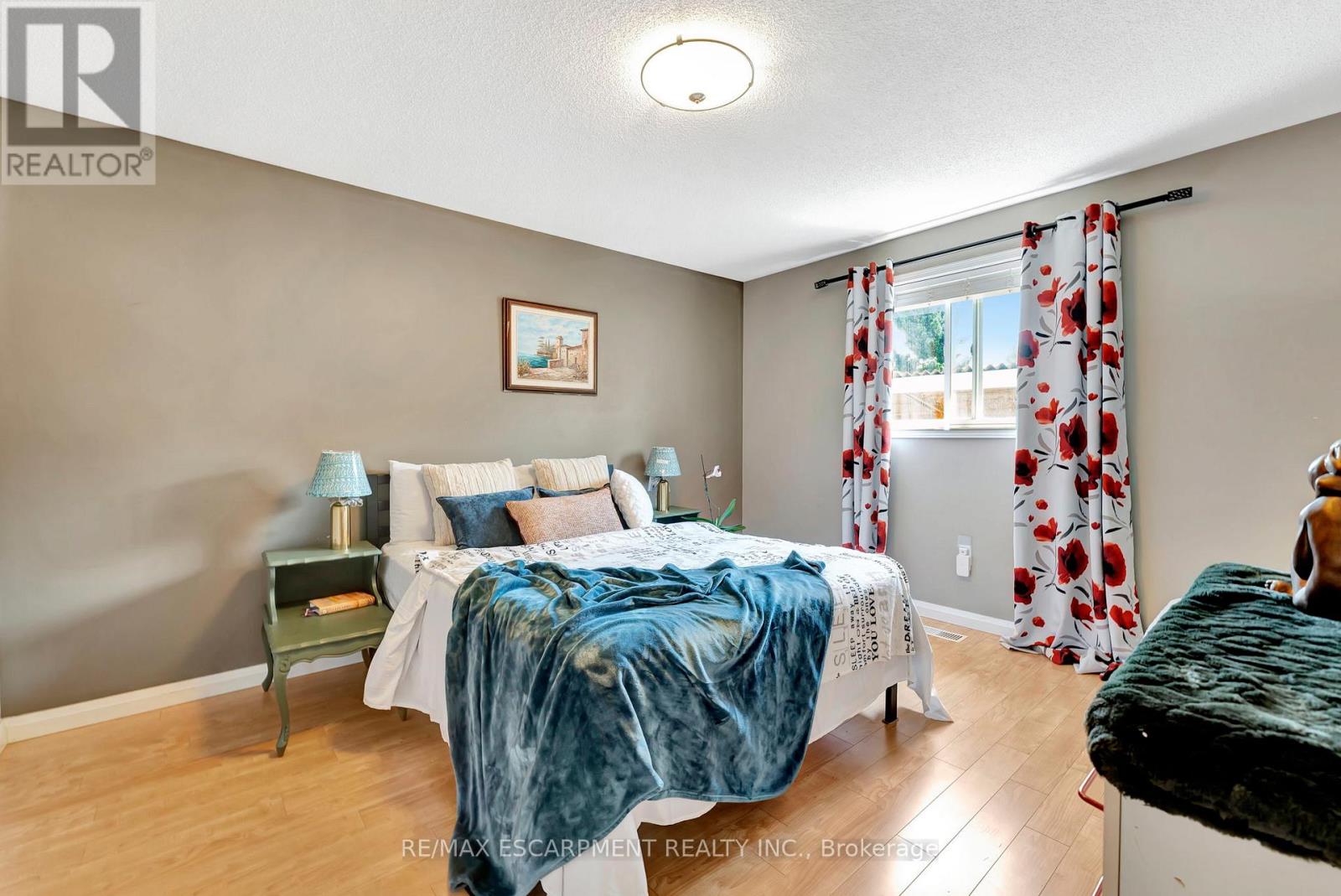 39 Marilyn Court, Hamilton, Ontario  L9B 2T5 - Photo 14 - X12632282