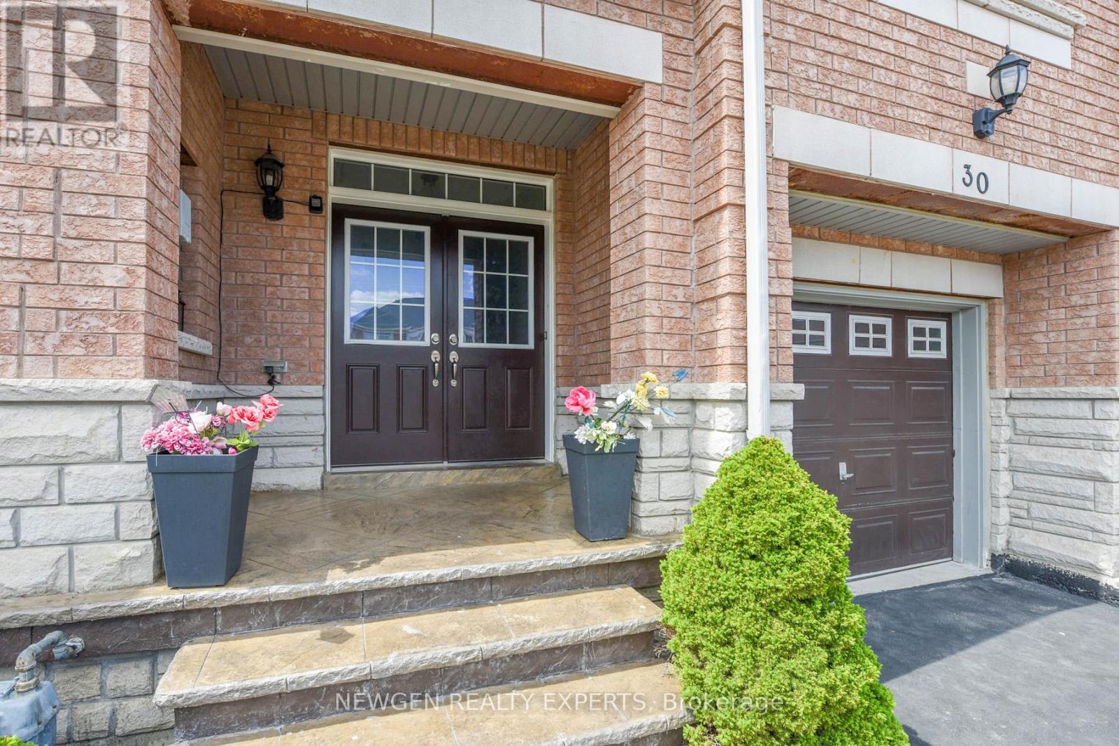 30 Lorenzo Circle, Brampton, Ontario  L6R 3N3 - Photo 3 - W12632300