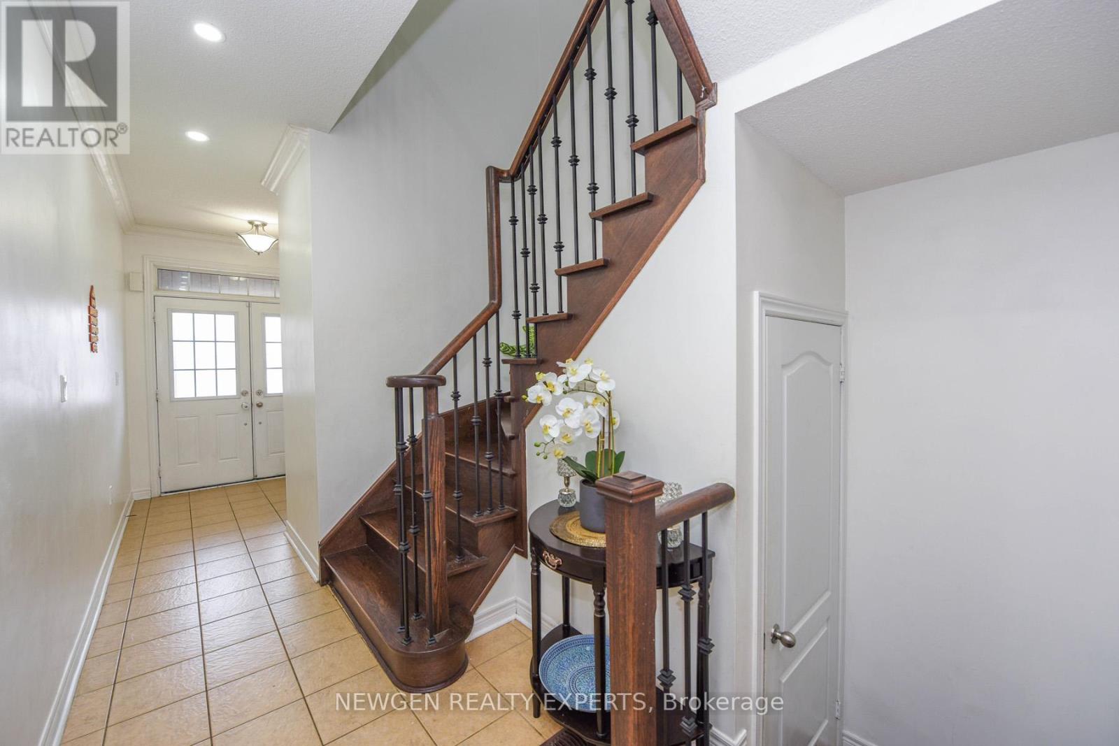 30 Lorenzo Circle, Brampton, Ontario  L6R 3N3 - Photo 4 - W12632300