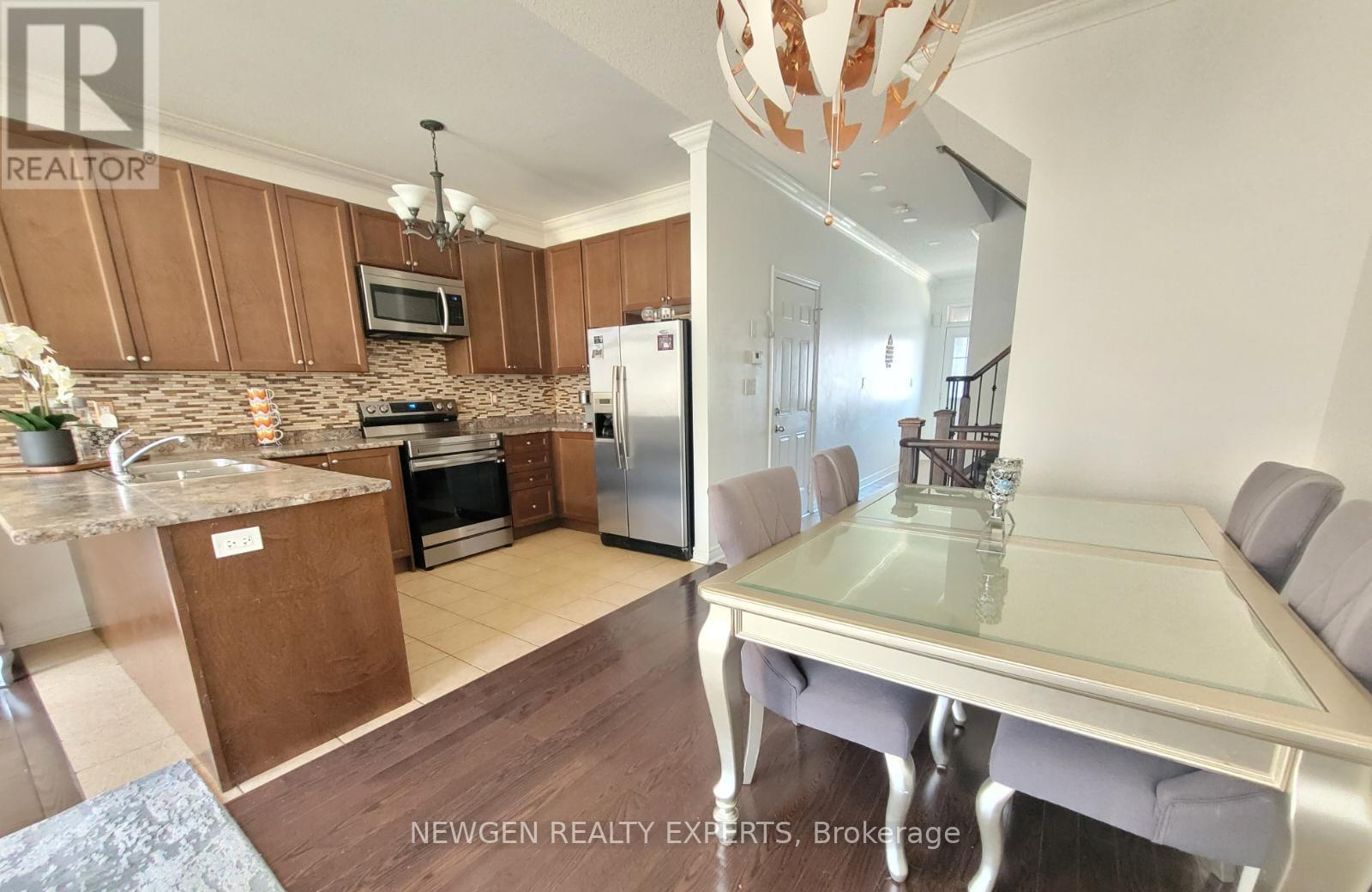 30 Lorenzo Circle, Brampton, Ontario  L6R 3N3 - Photo 5 - W12632300