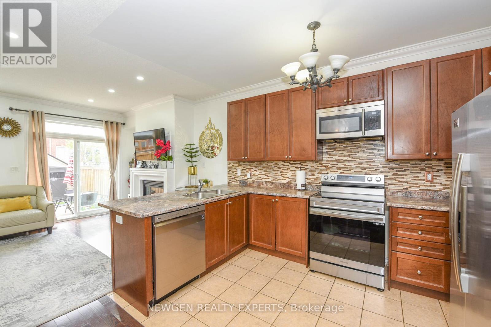 30 Lorenzo Circle, Brampton, Ontario  L6R 3N3 - Photo 8 - W12632300