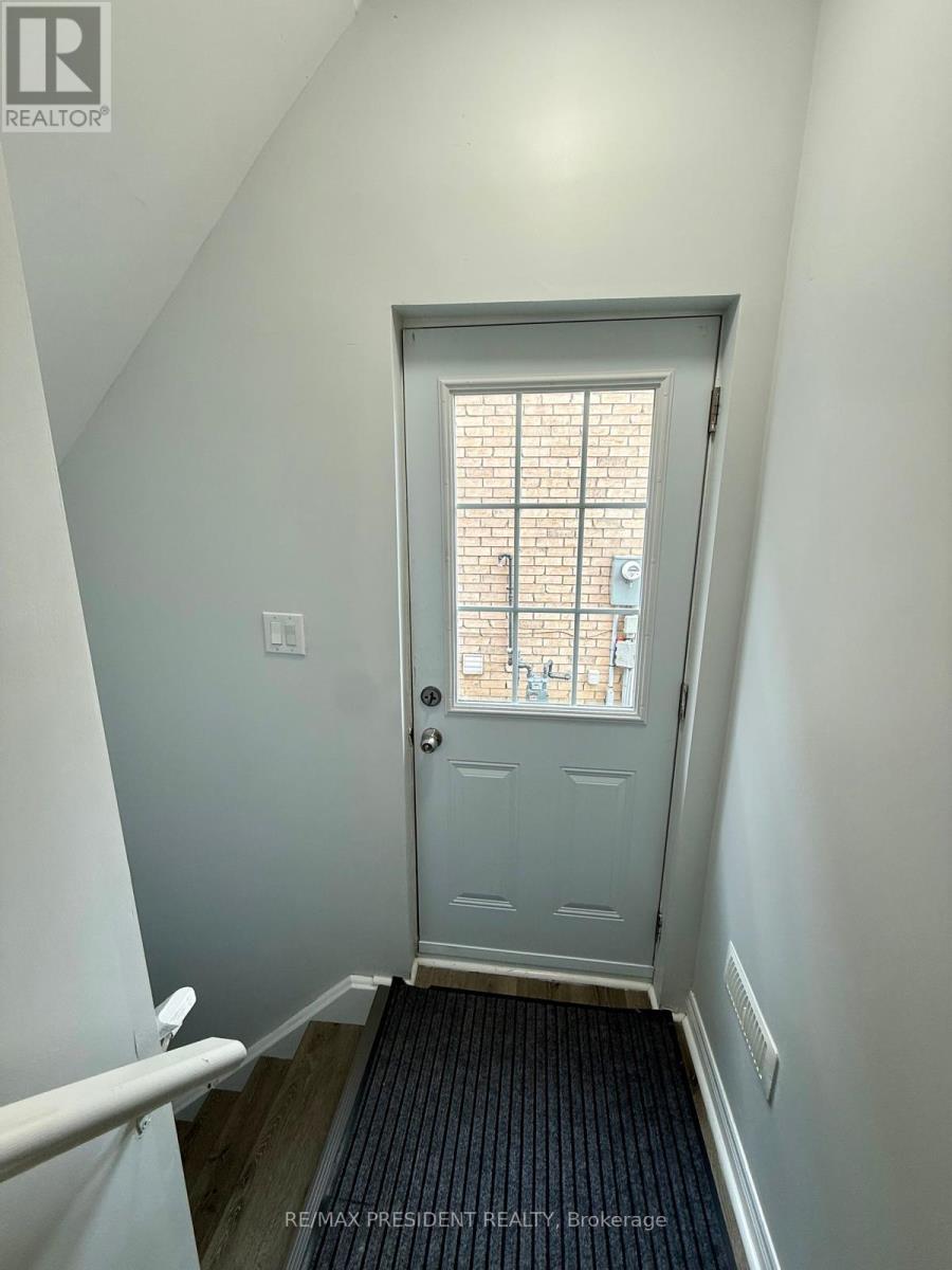 75 Thornbush Boulevard, Brampton, Ontario  L7A 4J9 - Photo 2 - W12632324