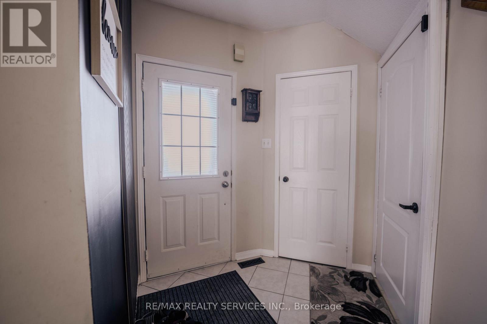 132 Lauraglen Crescent, Brampton, Ontario  L6Y 5A3 - Photo 4 - W12632334